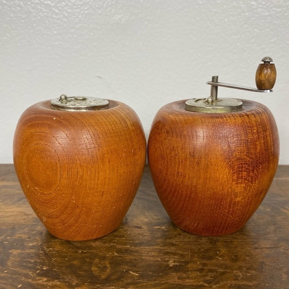 Vintage wooden Apple shakers pepper grinder and salt shaker - Picture 1 of 9